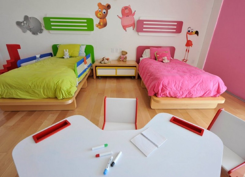 Una excelente opción para renovar el espacio del dormitorio de los niños es crearles un espacio en particular dedicado a sus juegos.