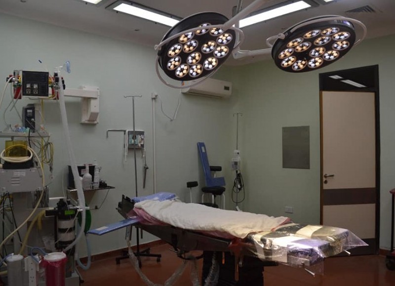 La Municipalidad de Salto informó que a través de una inversión junto a la Cooperadora del Hospital se realizó la Instalación de dos pantallas de luces scialiticas en uno de los quirófanos.