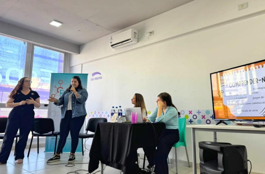 La participación incluyó la moderación de una de las mesas de trabajo donde se compartieron experiencias.