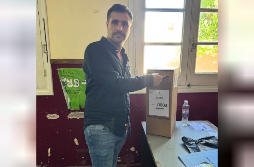 Camilo Alessandro emitió su voto.