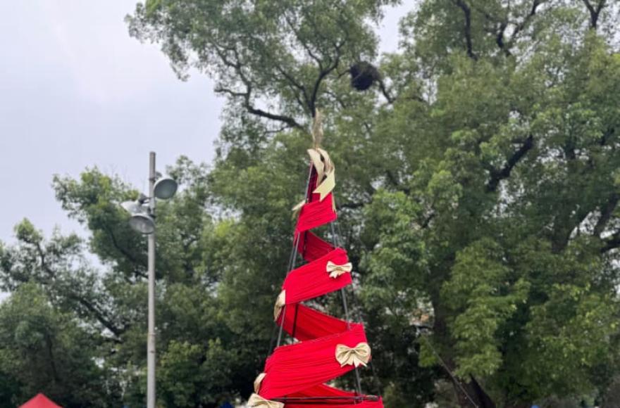 El paseo de compras ofrece tejidos, decoración, artesanías y opciones para el árbol de navidad, sumado al sector de gastronomía.