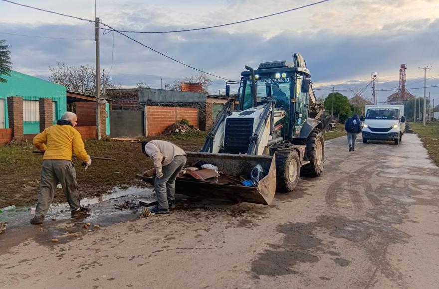 Personal municipal comienza la limpieza en Barrio Trocha con palas y camiones hidrantes.