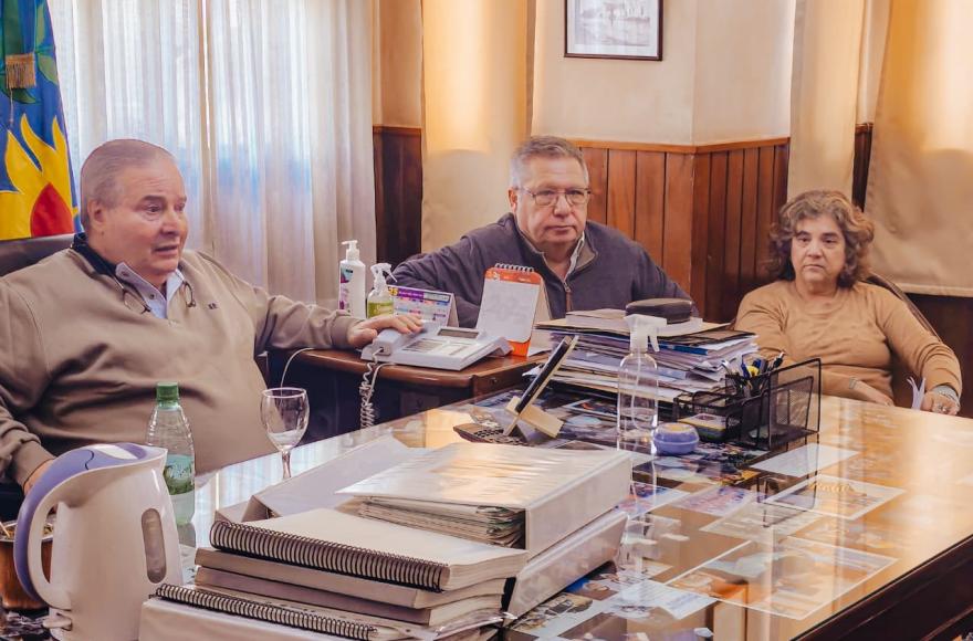 Autoridades municipales se reunieron con vecinos afectados por la inundación.