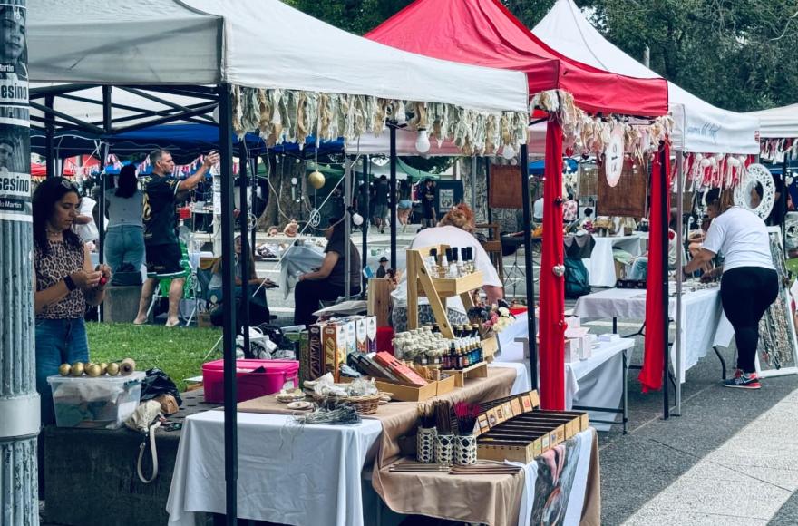 Luego de la jornada del domingo, la actividad se retoma en la plaza.