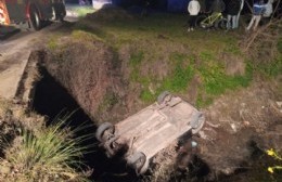 Volcó auto en un canal y un hombre debió ser rescatado por los bomberos