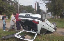 Volcó un vehículo con dos personas a bordo en la Ruta 191