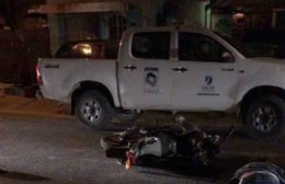 Motociclista choca contra un auto estacionado y termina gravemente herido
