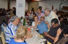 Alessandro junto a los jubilados en su día