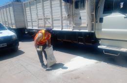 Operativo de tránsito y limpieza por derrame de combustible en Avenida Yrigoyen