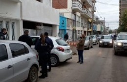 Le dio un ataque de ira y golpeó a inspector de tránsito