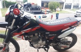 Dos arrecifeños se cayeron de su moto al intentar esquivar a los agentes de tránsito