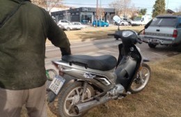 Se le resbaló la moto y cayó contra el asfalto