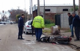 Chocaron moto y camioneta: un herido