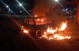 No quedó nada: vehículo ardió en llamas durante la madrugada