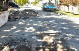 Trabajos de bacheo en calle Azcuénaga