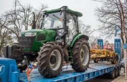 El ministro de Desarrollo Agrario bonaerense entregó maquinaria en nuestra ciudad