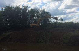 Trabajos de limpieza en el río Salto