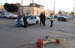 Ciclista herido al ser embestido por un auto