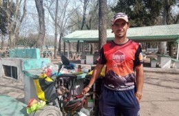 Recorre la Argentina en bicicleta y llegó a Salto