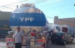 Camión de YPF por poco choca a un auto estacionado en línea amarilla