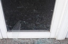 Rivalidad futbolística: rompieron los vidrios del Club Compañía y agredieron en patota a un hombre