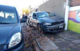 Conductor se descompensó, chocó contra un auto estacionado y terminó subido a la vereda