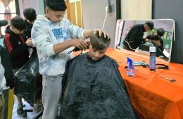 Taller de peluquería y arte en el Espacio Arraigo de Barrio Trocha