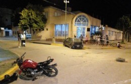 Fortísimo choque entre una moto y un auto: dos heridos