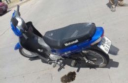 Una mujer herida tras el choque de una moto y una camioneta