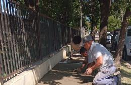 Avanza la recuperación de veredas en la Escuela Primaria N° 27