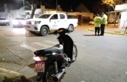 Chocaron dos motos, una se dio a la fuga y hubo un herido