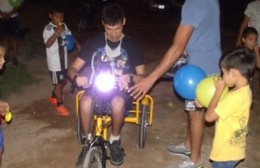 Manu tiene su bicicleta adaptada gracias a la unión de sus vecinos