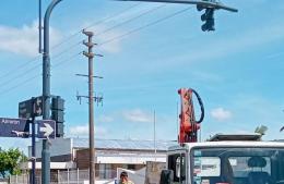 Se completan los semáforos en la esquina del Polo Deportivo
