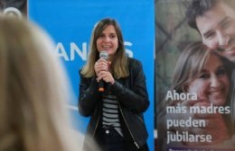 Fernanda Raverta visita Salto para entregar resoluciones de jubilaciones