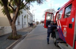 Bomberos asistieron a una mujer que sufrió una caída en su casa