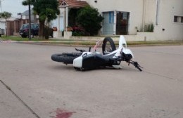 Tienen 15 años, iban en moto y chocaron contra un auto: tres heridos