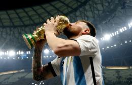 Para besarla y fotografiarse: la Copa del Mundo llega a nuestra ciudad