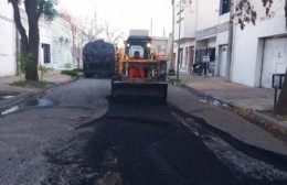 Trabajos de bacheo en asfalto caliente