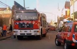 Bomberos rescataron a operarios tras derrumbe en una obra