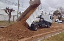 Siguen las intervenciones municipales: bacheo, entoscado y pintura