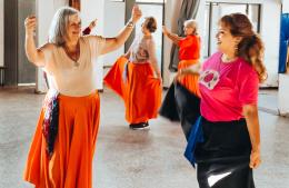 Clases de folklore en el Polo Deportivo Municipal