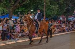 Desfile de centros tradicionalistas en el centro de la ciudad