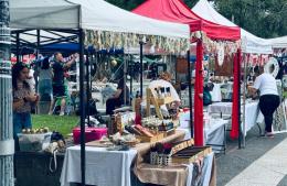 La feria continúa en la plaza y ofrece espectáculos en vivo