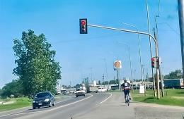 Volvió a funcionar el semáforo de Virginia Gemme y Avenida de Mayo